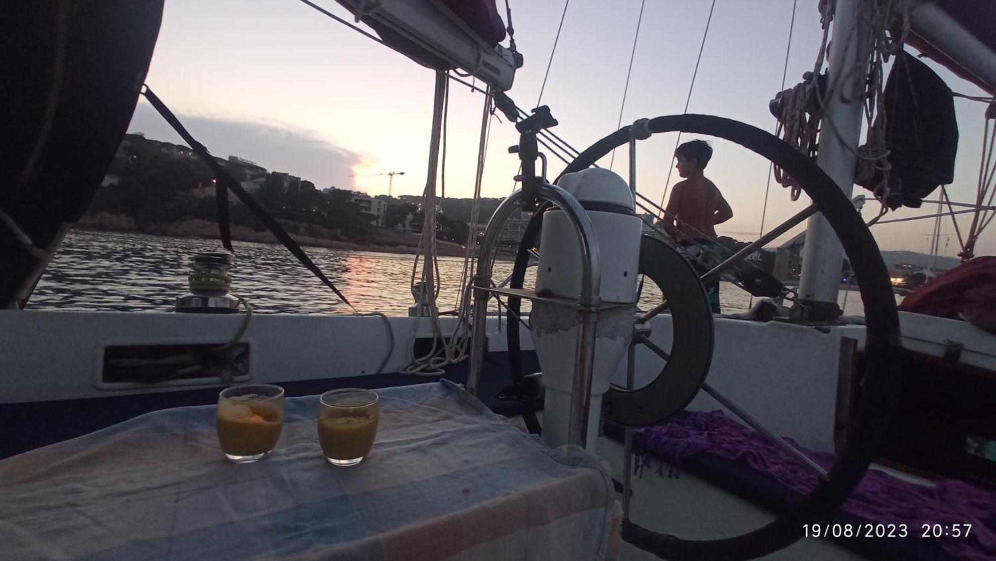 Best Barcelona Boat Experience ซานต์อาเตรียเดเบซอซ ภายนอก รูปภาพ